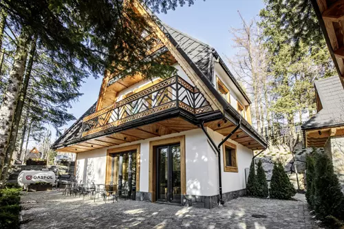 Willa Uroczysko. Tatry widok na willę z zewnątrz